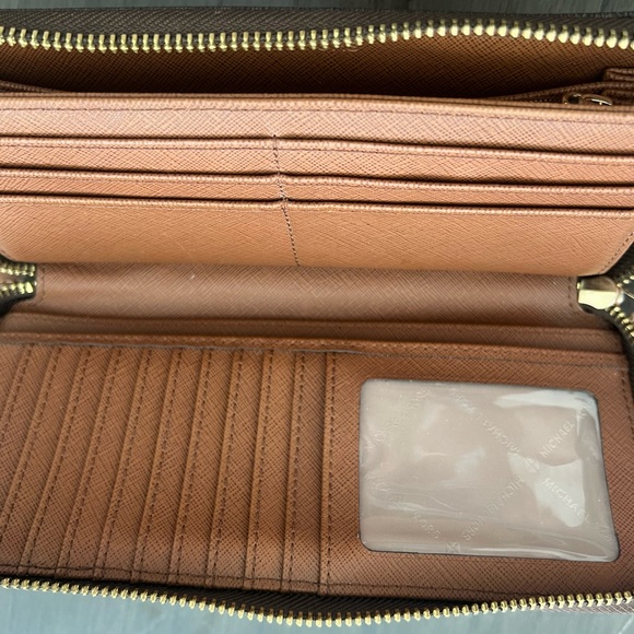 Michael Kors Wallet. BROWN - Picture 4 of 5